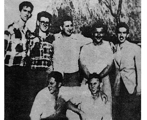 Fidel Castro, Abel Santamaría, Antonio (Ñico) López y otros compañeros en la finca Los Palos, en La Habana, durante los preparativos para el asalto.