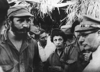El Jefe de la Revolución conversa con el coronel Rego Rubido. En la foto aparecen también Raúl Castro y Celia Sánchez