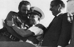 El abrazo de Fidel y Gagarin en plena Plaza de la Revolución.