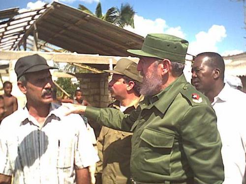 Durante un recorrido por Matanzas, fuertemente afectada por el huracán Michelle en el 2001. Foto: Hugo García GUIA Fide0074 (archivo/edición) 