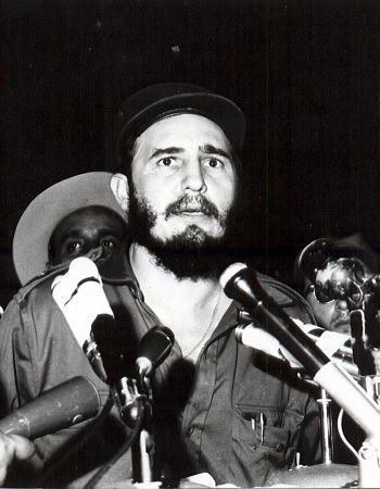 Fidel el 22 de enero de 1959 en el salón Copa Room del hotel Havana Riviera, durante la Operación Verdad, que antecedió a la creación de Prensa Latina. Foto de archivo del hotel Havana Riviera, durante la Operación Verdad, que antecedió a la creación de Prensa Latina. Foto Archivo