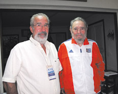 Fidel con Boron durante su encuentro del sábado 7 de marzo. Notablemente recuperado, Castro vive rodeado de papeles.