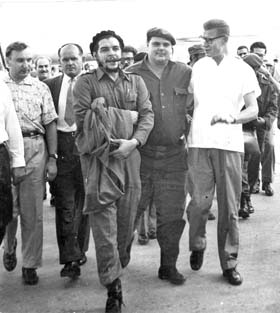 El Che y Aragonés en su regreso de Moscú en septiembre de 1962, acompañados del embajador soviético, Alexiev