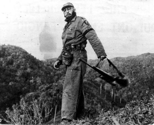 En la Sierra Maestra Fidel asume la dirección político-militar de la Revolución.