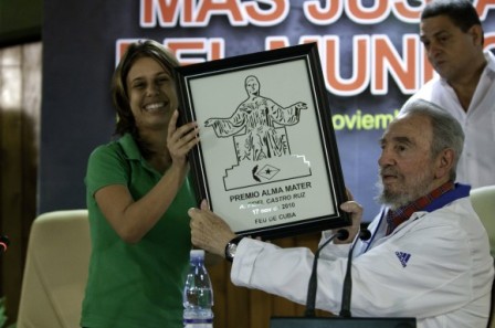 La presidenta de la FEU entrega Premio Alma Mater a Fidel.