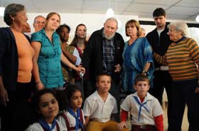 Fidel junto a los integrantes de la mesa electoral y los pioneros que custodiaron las urnas.