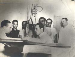 Fidel en compañía de Guido García Inclán durante una de sus visitas a la Cadena Oriental de Radio, luego de su salida de prisión en 1955.