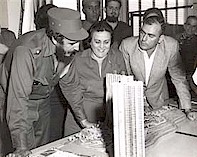 Hier zeigt sie Fidel Wohnbauten von Habana del Este im Modell. Diese Bauten sind unter dem Namen Gebäude von Pastorita bekannt 