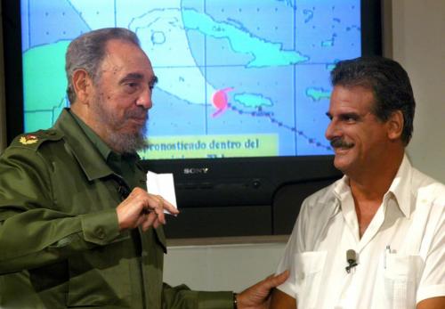 Durante una comparecencia televisiva cuando el huracán Iván amenazaba el occidente de Cuba. Foto: Ismael Francisco GUIA Ismael 002 (archivo/edición) 