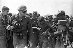 En primer plano, el entonces Capitán José Ramón Fernández, luego de la captura de un mercenario.
