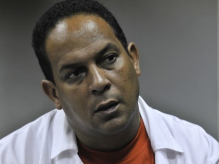 El doctor Juan Carlos Andux, Jefe de la Brigada Henry Reeve en Chile. Estuvo al frente del Hospital de campaña cubano en Chillán