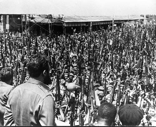Auf der Trauerfeier für die Opfer der Bombenangriffe auf die Flugplätze Ciudad Libertad, San Antonio de los Baños und Santiago de Cuba proklamiert Comandante en Jefe  Fidel Castro den sozialistischen Charakter der kubanischen Revolution