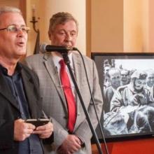 Elio Gámez (I), Vicepresidente Primero del Instituto Cubano de Amistad con los Pueblos (ICAP), y Serguey Redchikov (D), Ministro del Consejo de la Embajada de la Federación de Rusia, en la exposición fotográfica de fotos de Fidel en Rusia, en la sede del ICAP. Foto: ACN