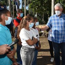 Díaz-Canel en la comunidad Libertad, uno de los más de 60 barrios que se han identificado como de mayor vulnerabilidad en La Habana Foto: Estudios Revolución