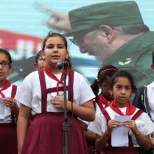 Niños cubanos rinden homenaje a Fidel Castro