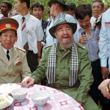 Durante su visita a Vietnam en 1995, Fidel usa un sombrero del Viet Cong y degusta las fibras de raíz, alimento básico de los vietnamitas que vivían en la red de túneles subterráneos durante la guerra. Foto: VNA