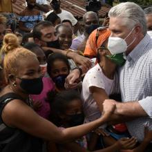 Miguel Díaz-Canel Bermúdez ha señalado que el que no se sensibilice con los temas de los barrios no se sensibiliza con nada El Primer Secretario del Partido y Presidente de la República Miguel Díaz-Canel Bermúdez ha señalado que el que no se sensibilice con los temas de los barrios no se sensibiliza con nada. Foto: Estudios Revolución