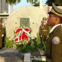 En solemne ceremonia militar quedó depositada la ofrenda floral a nombre del pueblo de Cuba.