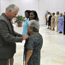 Miguel Diaz Canel ,Presidente de la Republica de Cuba y Primer Secretario del PCC entrega la Orden Maria Grajales a mujeres destacada. Cinco mujeres recibieron la Orden Mariana Grajales de manos del Presidente Díaz-Canel. Foto: Ismael Batista Ramírez