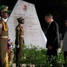 Fue depositada una ofrenda floral ante la roca que atesora las cenizas de Fidel y flores blancas ante el Mausoleo al Apóstol