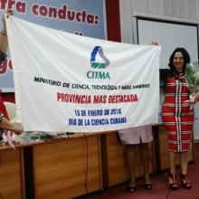 La ministra del CITMA Elba Rosa Pérez, entregó a Villa Clara el galardón que la ubica como puntera en el desarrollo científico. Foto: Freddy Pérez Cabrera 