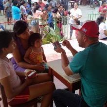 El cariño y la ternura de los médicos cubanos, conmueven a los pacientes. Foto: cortesía del Dr. Enmanuel Vigil Fonseca.