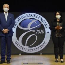 Janet Fernández, consejera económico-comercial de la embajada de Cuba en España, en representación del Minsap, recibió el premio otorgado a brigada médica Henry Reeve. Foto: Excelencias Cuba.