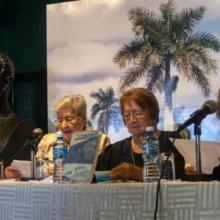 Isabel Allende Karam (I), Rectora del Instituto Superior de Relaciones Internacionales (ISRI); Martha Eugenia López Villeda (C), autora del lilbro; y Sonia Amelio (D), bailarina, músico, coreógrafa y actriz mexicana, en la presentación del texto Creo en Fidel, en el Memorial José Martí, en La Habana, Cuba, el 14 de octubre de 2016. Foto: Diana Inés Rodríguez.