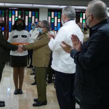 El General de Ejército Raúl Castro Ruz hizo entrega al Ministro del Interior de la Medalla Conmemorativa 60 aniversario del Minint. Foto: Estudios Revolución