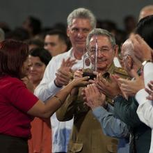 Raúl recibió la Medalla Conmemorativa Aniversario 55 de la UJC. Foto: Estudios Revolución