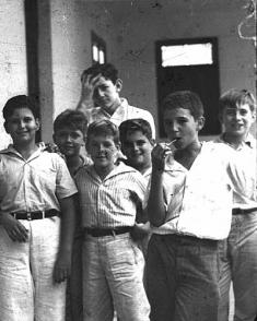 Junto a compañeros de la infancia -segundo por la derecha-, en el Curso 1939-1940 Colegio Dolores en Santiago de Cuba, en 1940. Foto: Oficina de Asuntos Históricos del Consejo de Estado.