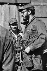 El Comandante en Jefe Fidel Castro Ruz junto a Delio Gómez Ochoa (de frente, a la izquierda), durante la campaña en la Sierra Maestra. Foto: Cortesía del entrevistado