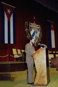 Pronuncia discurso en la sesión solemne de la constitución de la Asamblea Nacional del Poder Popular en el Teatro Karl Marx. Tomado de Sitio Fidel Soldado de las Ideas. Fecha: 2 de diciembre de 1976