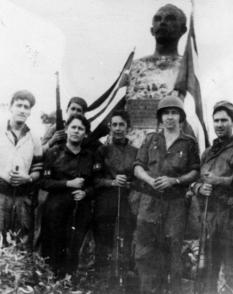 En el Pico Turquino se encuentran Celia Sánchez (al centro), junto a Raúl Castro, Ciro Redondo, Haydée Santamaría, Julito Díaz González, y Efigenio Ameijeiras. foto: Oficina de Asuntos Históricos Foto: Oficina de Asuntos Históricos