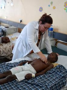 Doctora Ángela Caridad Otero Mustelier en la consulta pediátrica en Gambia. Foto: Cortesía de la entrevistada