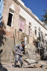 Constructores trabajan en la reparación de un hogar municipal de ancianos