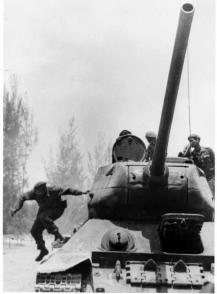 Fidel che scende dal carro armato T-34 nell’invasione di Playa Girón. Aprile del 1961. Foto: Tirso Martínez Fidel che scende dal carro armato T-34 nell’invasione di Playa Girón. Aprile del 1961. Foto: Tirso Martínez