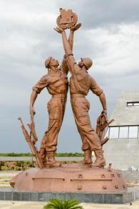 Con la victoria cubano-angolana en Cuito Cuanavale, comenzó a derrumbarse el régimen sudafricano del apartheid. Foto: Imagen del monumento en Cuito Cuanavale, tomada de Flickr.