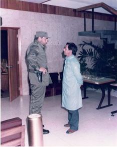 Fidel Castro y Luis Fernandez Yero en el Centro de Inmunoensayo