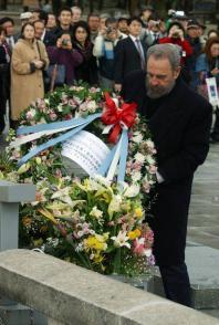 Durante su visita a la ciudad de Hiroshima, en Japón, Fidel depositó una ofrenda floral ante el monumento a las víctimas del bombardeo nuclear estadounidense ocurrido en agosto de 1945. Foto: Isla Mía