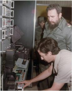 Se le explica al Comandante en Jefe Fidel Castro en que consistía la tecnología SUMA y sus posibilidades