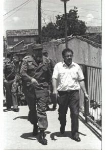 Joaquín Bernal junto a Fidel durante el recorrido por Sancti Spíritus en julio 1986