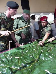 Ante una réplica del escenario, Fidel y Chávez reproducen, detalle a detalle la batalla de Carabobo. Foto: Archivo de Granma Ante una réplica del escenario, Fidel y Chávez reproducen, detalle a detalle la batalla de Carabobo. Foto: Archivo de Granma