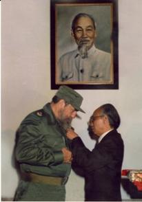 Recibe la Medalla Ho Chi Minh durante una visita a Vietnam