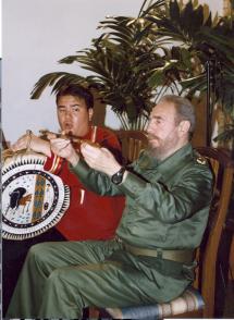 Fidel Castro Ruz junto a Daniel Daniel Yang, dirigente juvenil del Movimiento Indio Americano