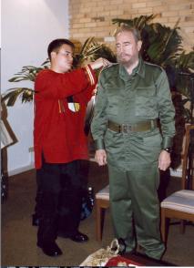 Fidel Castro Ruz junto a Daniel Daniel Yang, dirigente juvenil del Movimiento Indio Americano