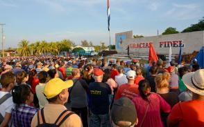 A dos años de desaparición física del líder de la Revolución Cuba, los villaclareños homenajearon a Fidel en la valla dedicada a su memoria en Santa Clara. (Foto: Ramón Barreras Valdés) A dos años de desaparición física del líder de la Revolución Cuba, los villaclareños homenajearon a Fidel en la valla dedicada a su memoria en Santa Clara. (Foto: Ramón Barreras Valdés)