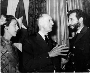 Fidel, Celia Sánchez y el periodista norteamericano Herbert Mathews, columnista del New York Times, amigo de la Revolución cubana, en la recepción en la Embajada de Cuba en Washington, 18 de abril de 1959. Foto: Oficina de Asuntos Históricos/Sitio Fidel Soldado de las Ideas. Fidel, Celia Sánchez y el periodista norteamericano Herbert Mathews, columnista del New York Times, amigo de la Revolución cubana, en la recepción en la Embajada de Cuba en Washington, 18 de abril de 1959. Foto: Oficina de Asuntos Históricos/Sitio Fidel Soldado de las Ideas.