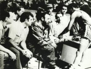 Fidel Castro y Orlando Martínez, primer campeón olímpico después del triunfo de la Revolución. Foto: Archivo Fidel Castro y Orlando Martínez, primer campeón olímpico después del triunfo de la Revolución. Foto: Archivo