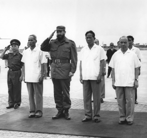 Fidel Castro arriba en visita oficial a la República Democrática de Viet Nam. Aeropuerto Gia Lam, Hanoi, Vietnam, 12 de septiembre de 1973. Foto: Sitio Fidel Soldado de las Ideas Fidel Castro arriba en visita oficial a la República Democrática de Viet Nam. Aeropuerto Gia Lam, Hanoi, Vietnam, 12 de septiembre de 1973. Foto: Sitio Fidel Soldado de las Ideas